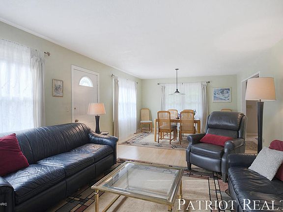 4th image of 15809 New Holland St
