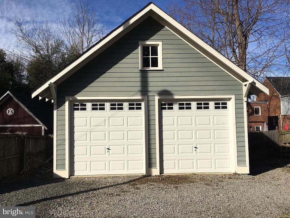 1st image of 207 E Nelson Ave