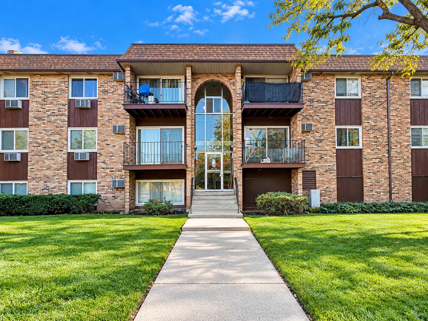 2 bed, $1,800 — Photo 1