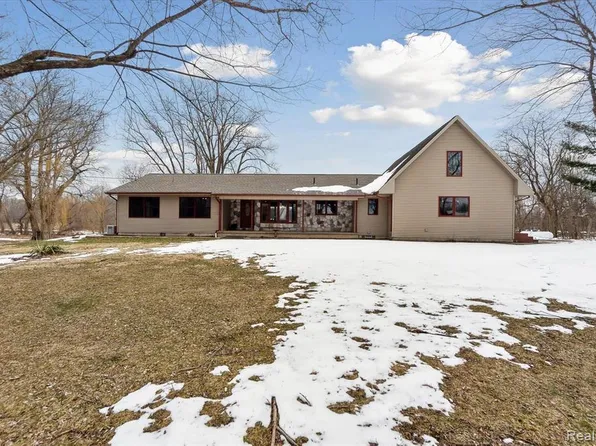 5700 Byron Rd, Howell, MI 48855