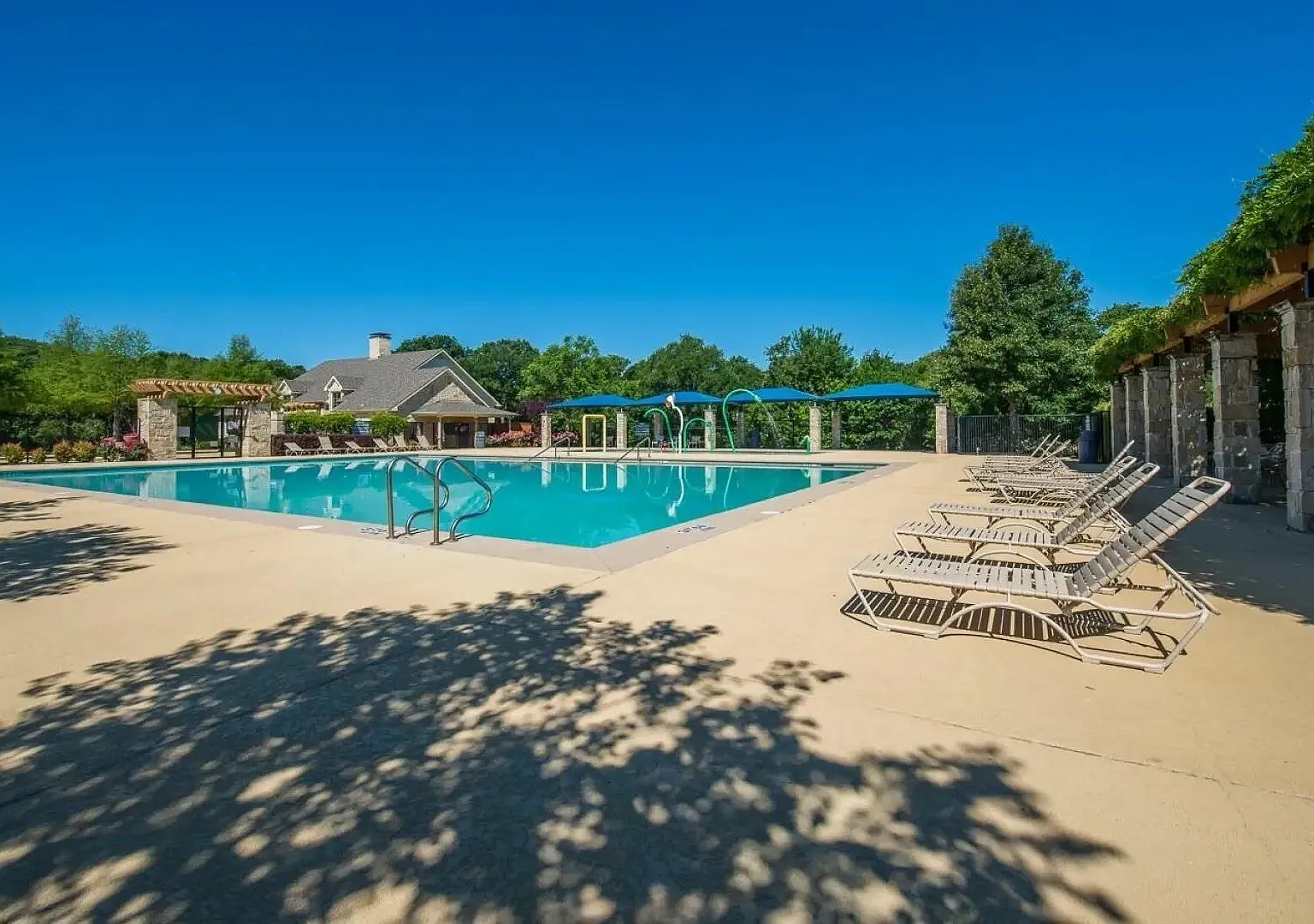 905 Lake Grove Dr — Photo 2