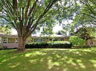 8N597 Wildwood Dr, Elgin, IL