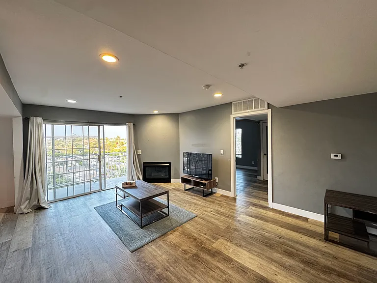 4755 Templeton St — Photo 9