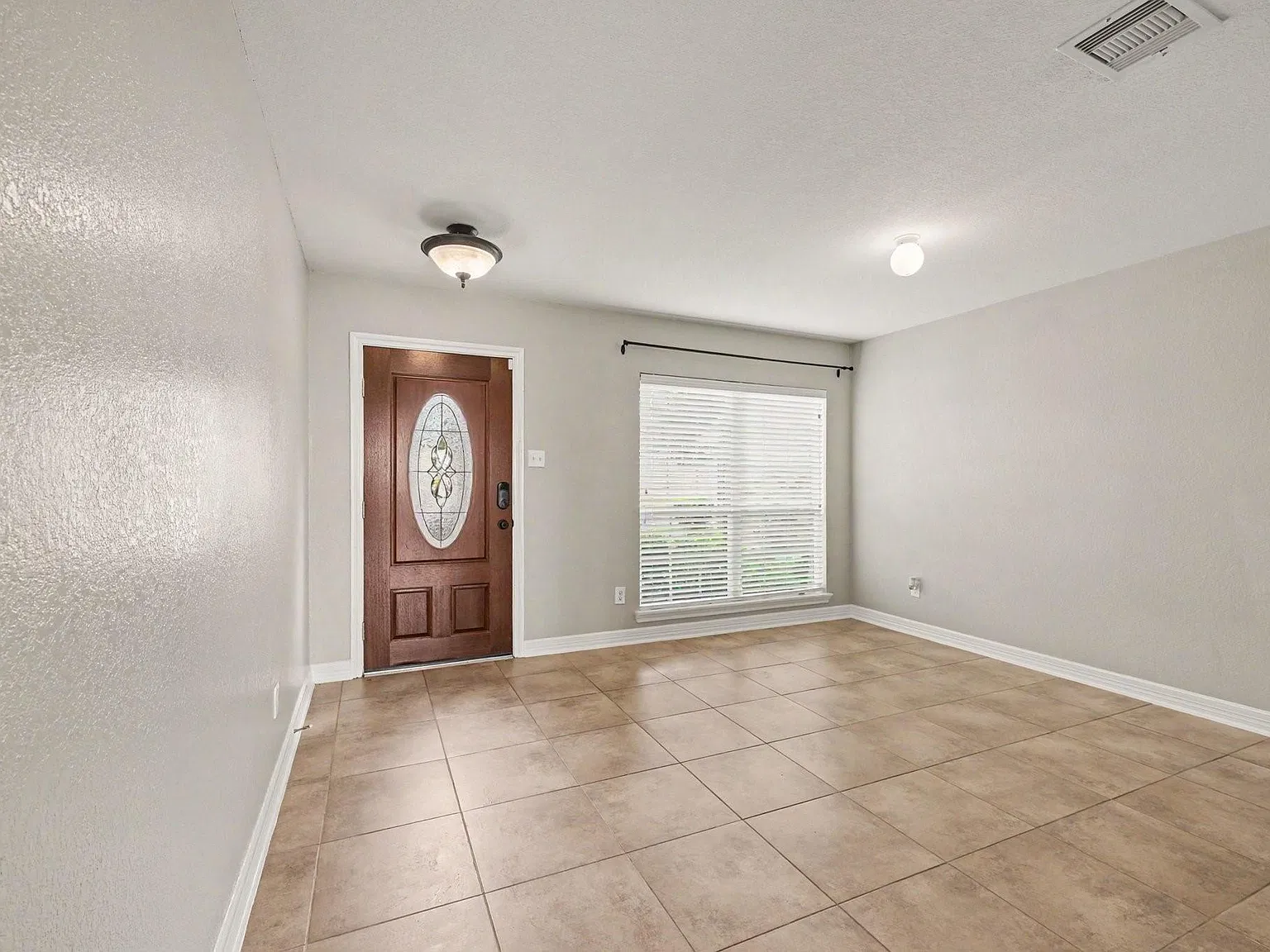 4 bed, 2.5 bath, 2368 sqft, $2,350 — Photo 4