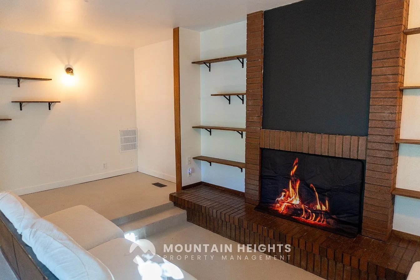 4 bed, 3.0 bath, 2500 sqft, $4,200 — Photo 3