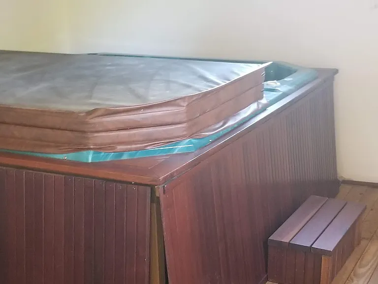 Hot tub (additional fee)