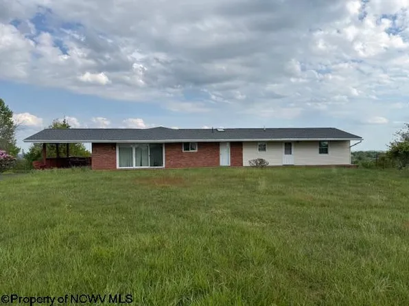15 Pine Ridge Ln, Fairmont, WV 26554