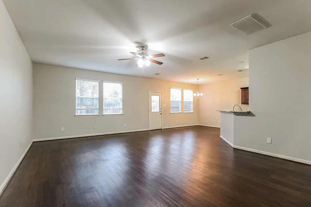 4 bed, 2.5 bath, 1902 sqft, $2,045 — Photo 4