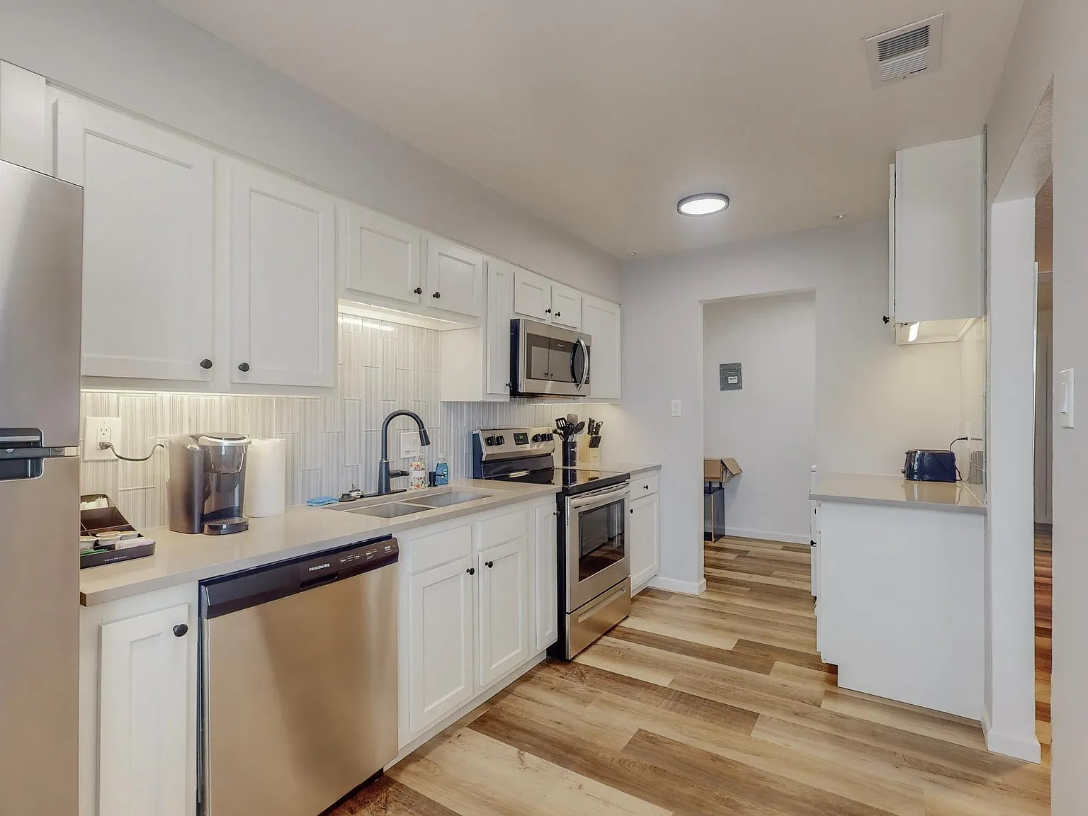 2 bed, 926 sqft, $2,050 — Photo 2