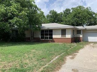 305 N 8th St, Jacksboro, TX 76458
