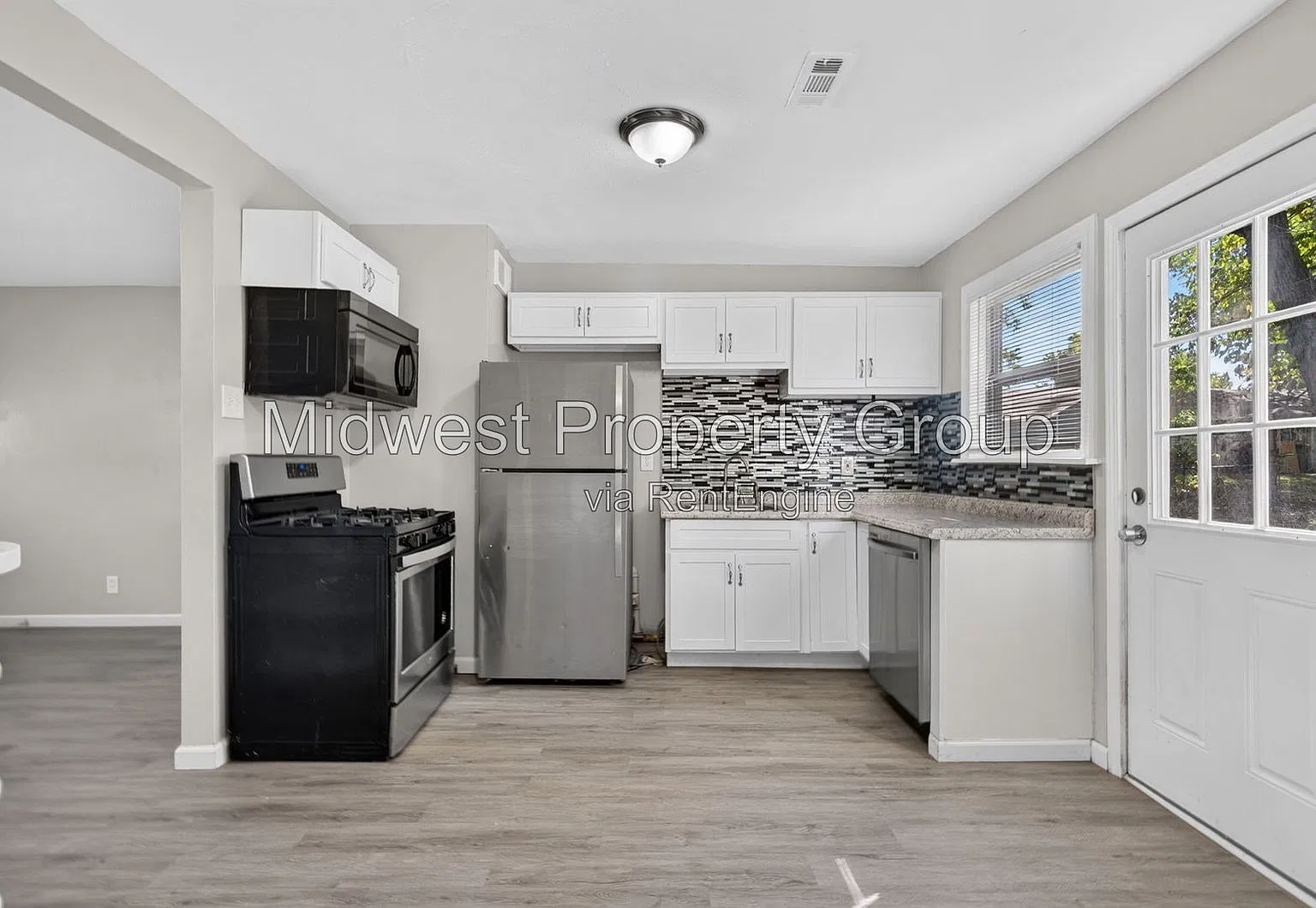3 bed, 1.0 bath, 864 sqft, $1,420 — Photo 3