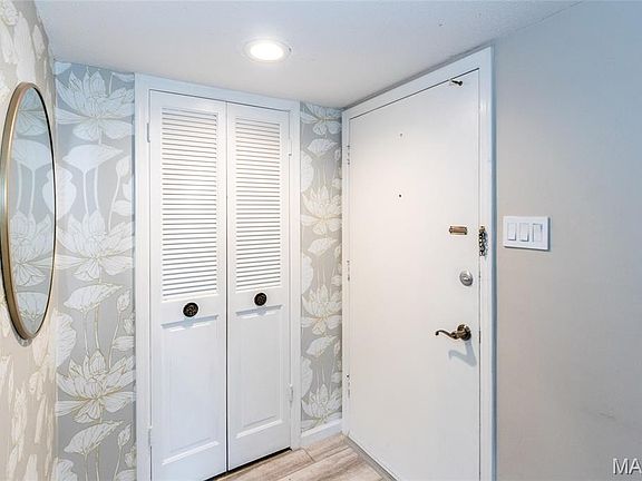 3rd image of 4351 Chateau De Ville Dr APT C