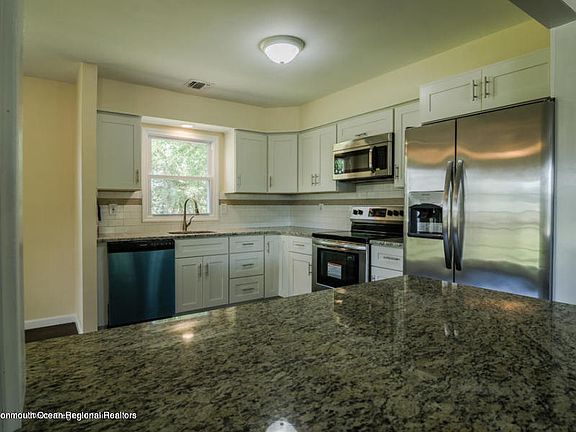 4th image of 18 Brakenbury Ct