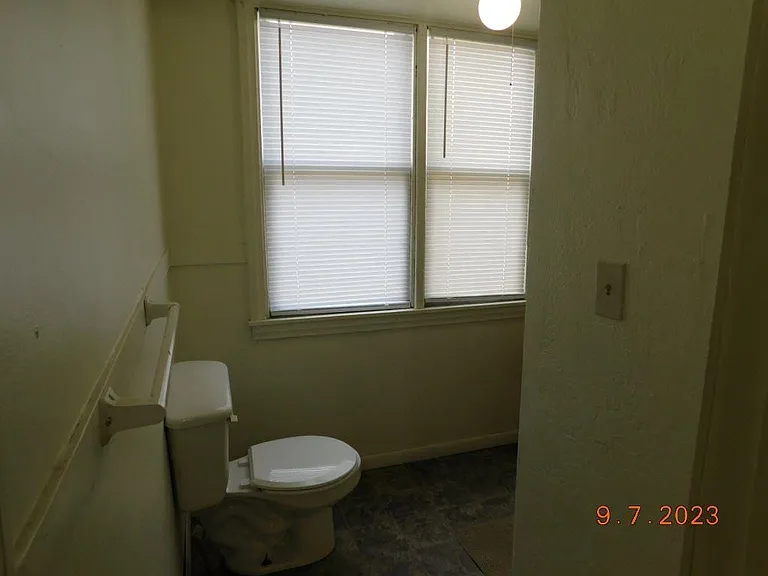 802 E 6th St #4 — Photo 5