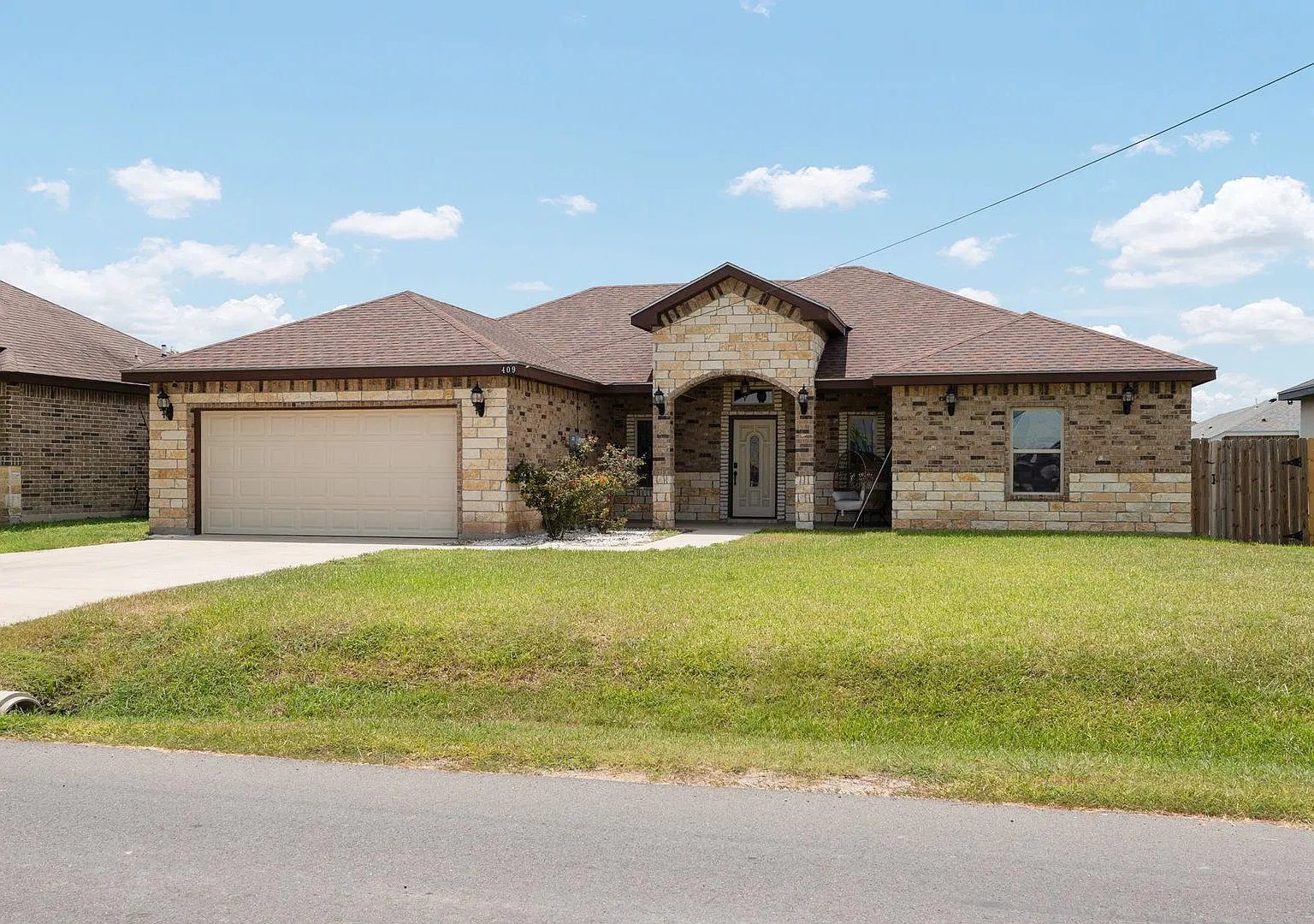 For Lease Open Concept 4bd/2.5bth/2gar — Photo 1