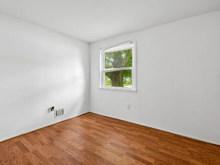 13911 Mapledale Ave — Photo 16