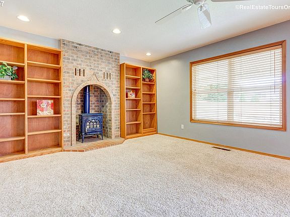 4th image of 365 NE 15th Ct