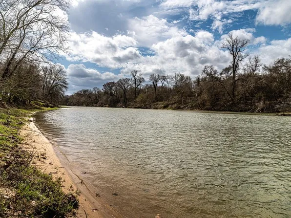 121 Mechelle St, Smithville, TX 78957