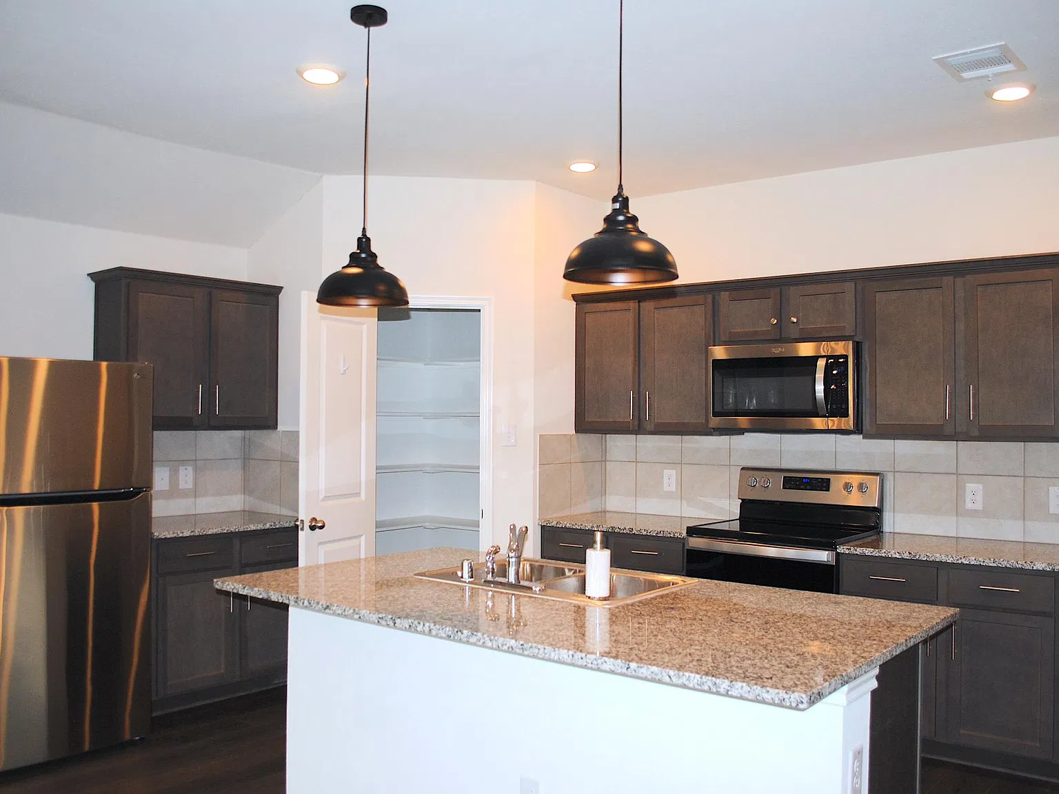 4 bed, 2124 sqft, $2,399 — Photo 4