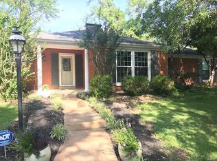 4 Woods Hill Dr, Chesterfield, MO
