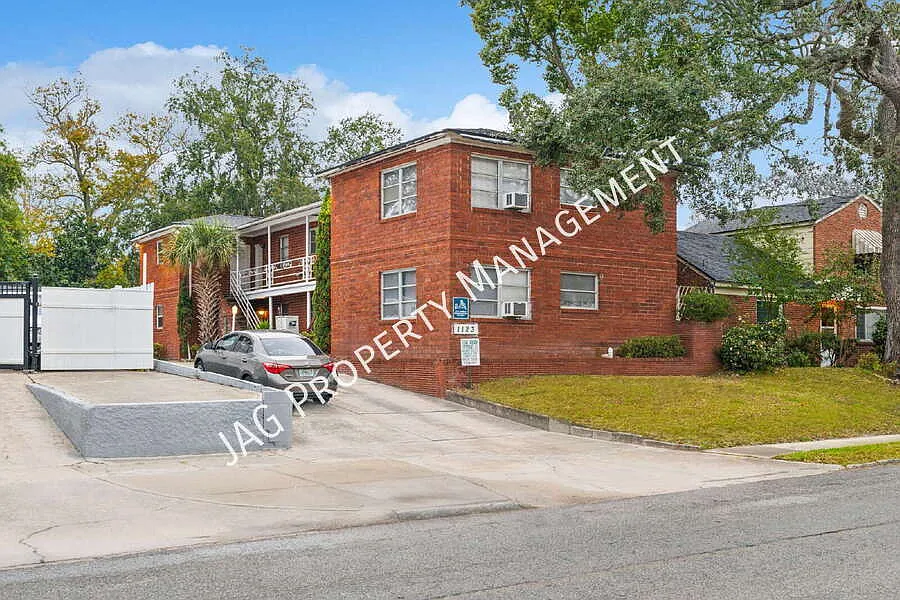 "Charming 1-Bed Sanctuary in Jacksonville's Heart - Cozy 500 Sq Ft Haven!" — Photo 4