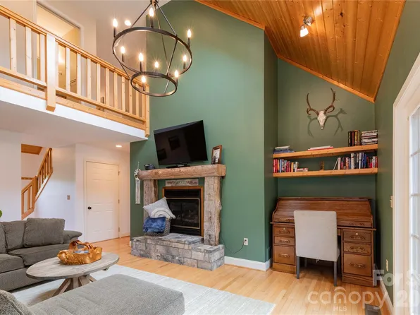 60 Rolling Ln, Maggie Valley, NC 28751
