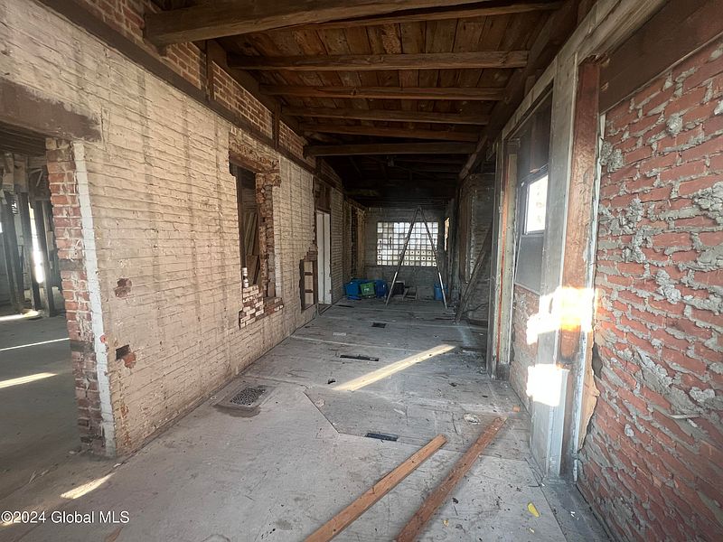 4th image of 303 16th Street