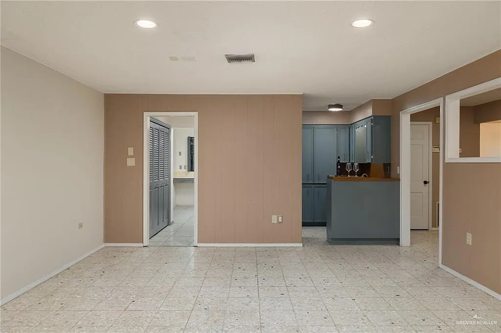 3 bed, 3.0 bath, 3427 sqft, $1,750 — Photo 4