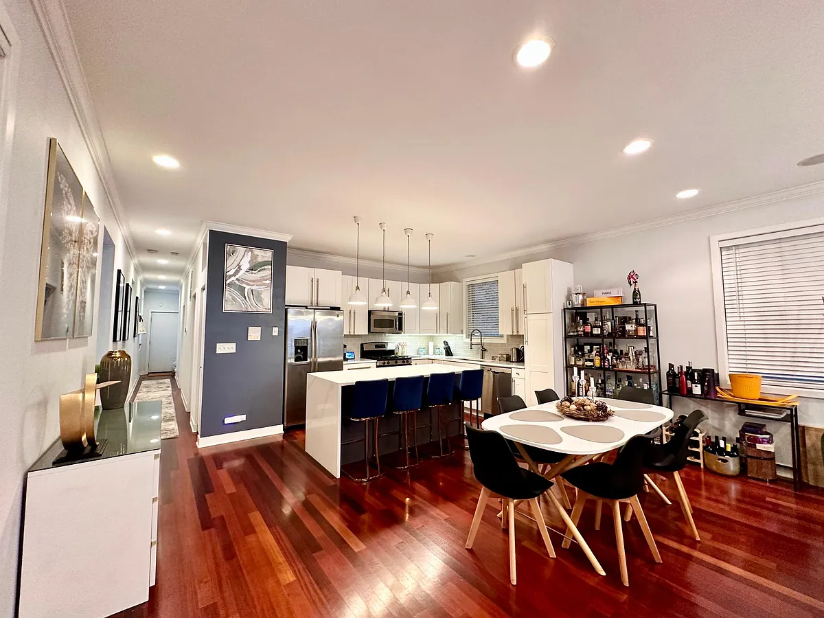 Building Photo - 1056 N Paulina St #1