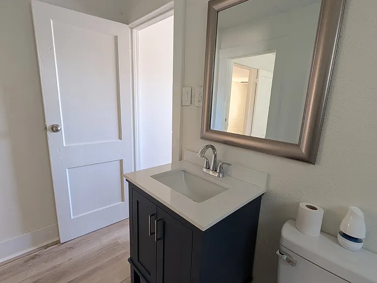 1219 Edith Blvd SE — Photo 3
