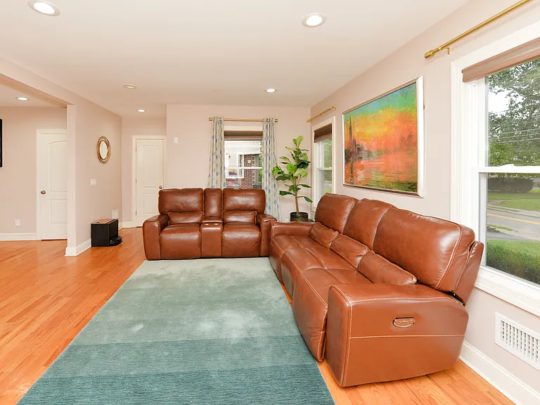 214 Oak St — Photo 4