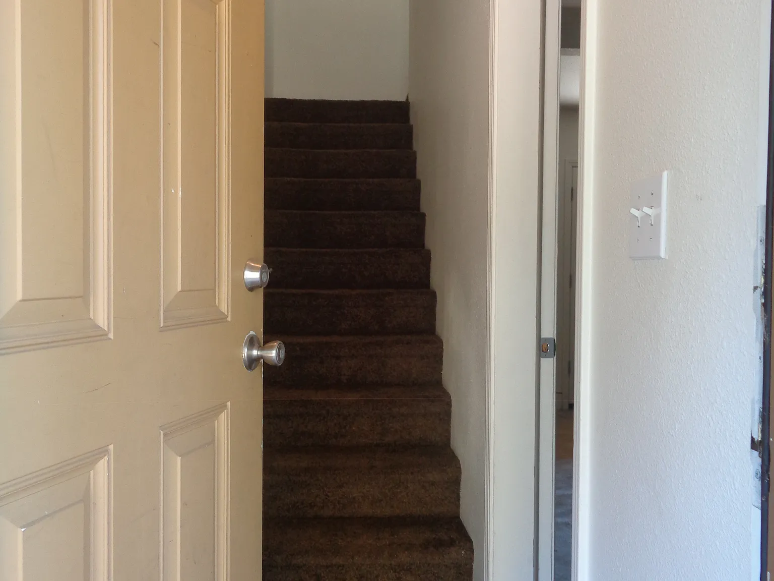 3 bed, 1.5 bath, 5698 sqft, $1,750 — Photo 2