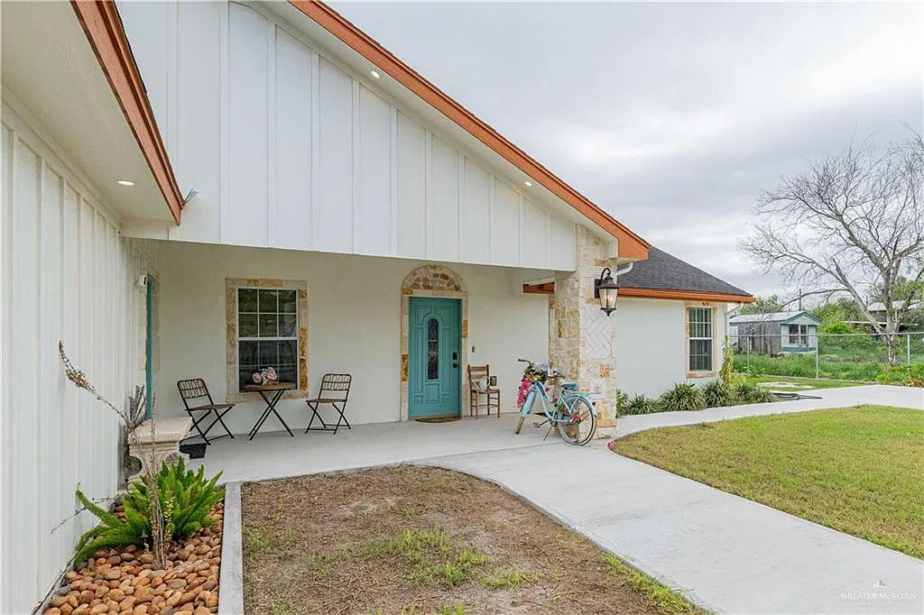 3 bed, 2.0 bath, 3264 sqft, $1,700 — Photo 2