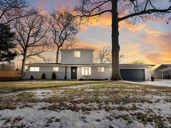 1405 Shankin Dr, Wolverine Lake, MI 48390
