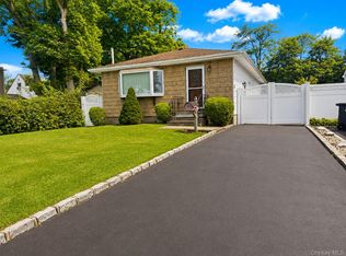 4 Westwood Ave, Deer Park, NY 11729