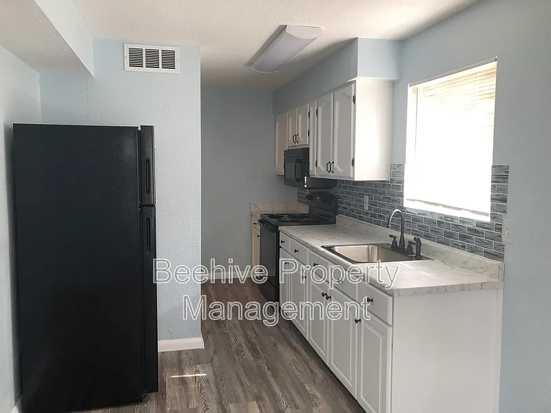 2 bed, 1.0 bath, 660 sqft, $999 — Photo 2