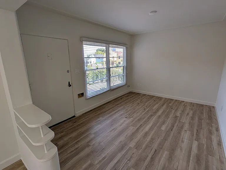 2216 E St — Photo 3