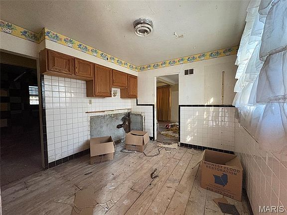 4th image of 4414 Dryden Ave