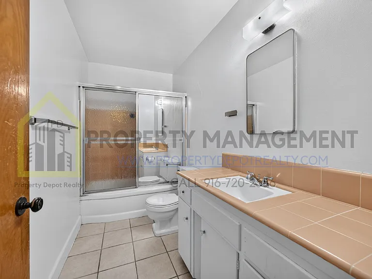 4411 Del Rio Rd #4 — Photo 14