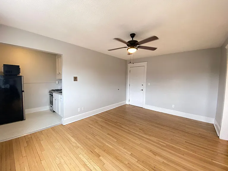 100 Howe Street — Photo 146
