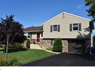 215 Diplomat Dr, Robesonia, PA 19551
