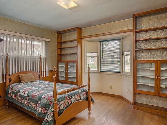5th image of 10122 Park St
