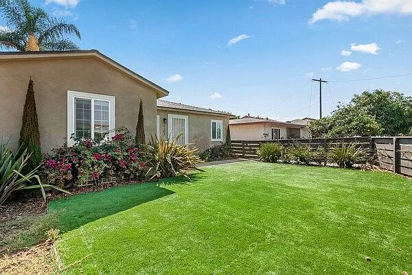 1207 Florence St — Photo 3