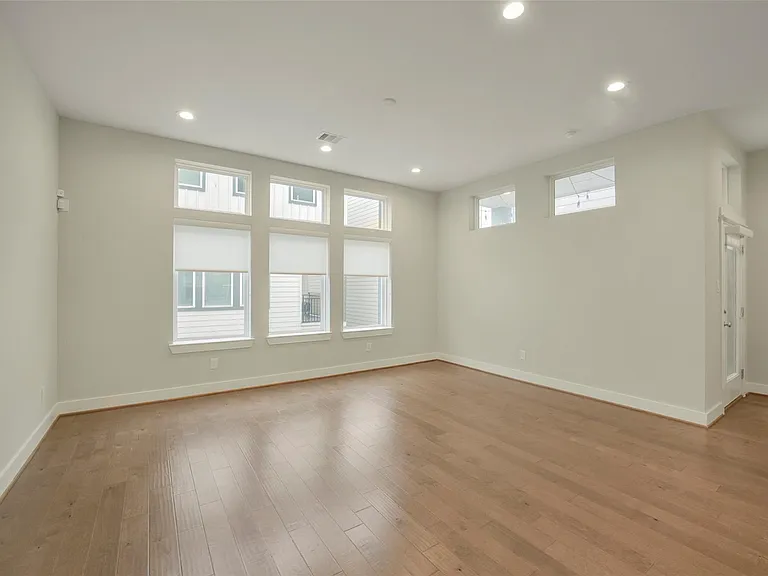 760 W Donovan St — Photo 9