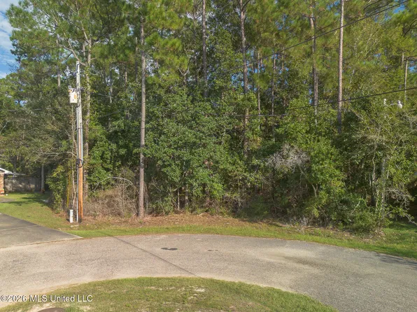8412 Amoka Ct, Diamondhead, MS 39525