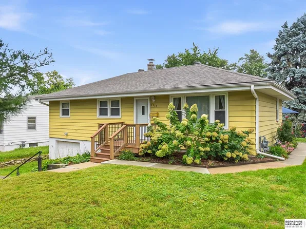 3217 Cornhusker Dr, Omaha, NE 68124