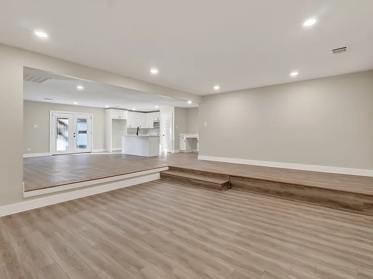 209 W 9th St — Photo 4