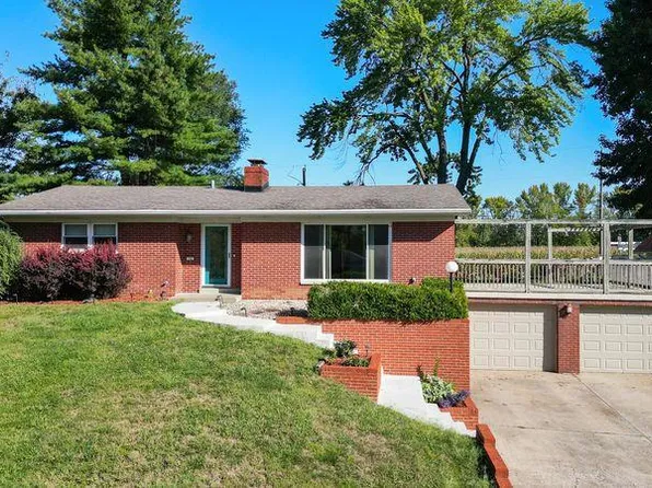 16 Lakeshire Dr, Fairview Heights, IL 62208