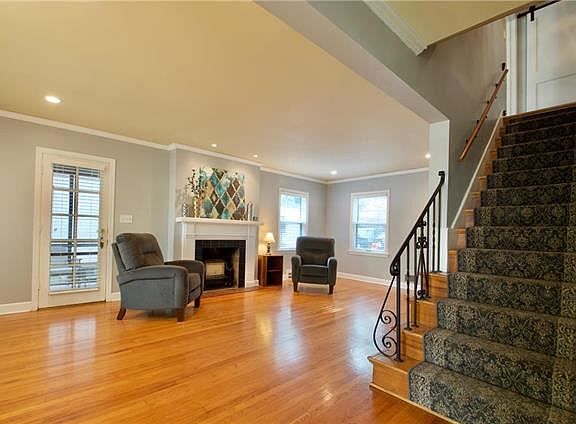 3rd image of 1275 W 72nd St