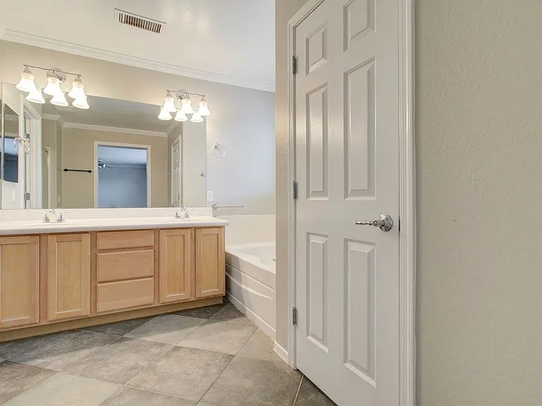 2143 W Marconi Ave — Photo 39